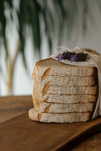 切片面包配紫色花卉装饰