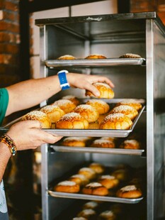 烘焙师从烤箱中取出糕点