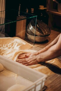 手工揉面的温馨烘焙时刻