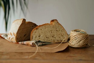 新鲜切片面包与麻绳摆放