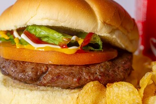 美味汉堡搭配香脆薯片