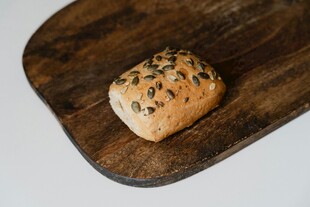 木盘上的美味芝麻小面包