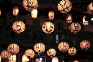 古风灯笼悬挂营造浪漫氛围