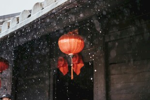 雪夜古巷挂红灯