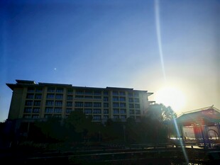 夕阳下的宏伟建筑