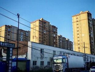 城市中货车与多层建筑