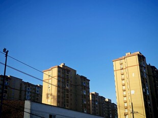 城市高楼与蓝天景象