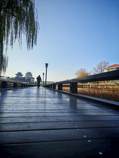 湖畔木栈道悠然漫步景