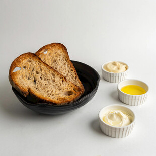 烤面包配小碟蘸酱