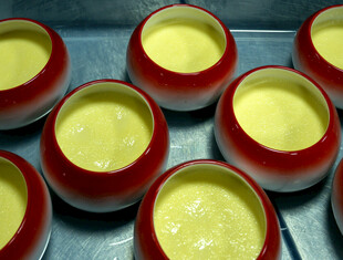 红杯装黄色烘焙食品