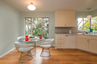 现代简约风温馨餐厅一角