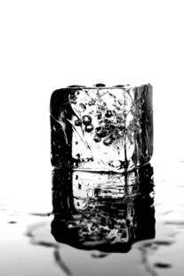 晶莹玻璃杯中的气泡景象