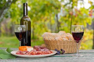 户外美酒美食惬意时光