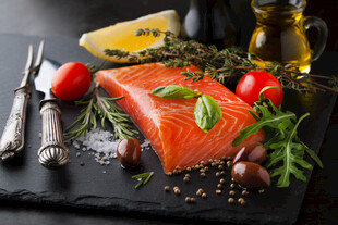 新鲜三文鱼配多样食材