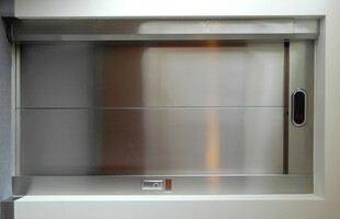 空的不锈钢烤箱内部