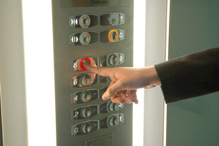 手指按动电梯楼层按钮