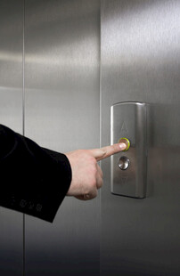 手指按电梯按钮瞬间