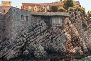 悬崖边的特色建筑景观