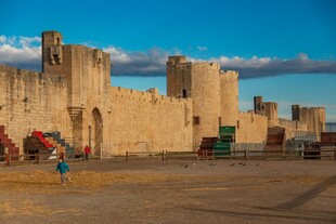 古老城堡前的热闹景象