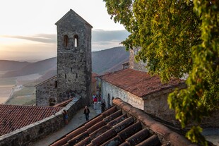 山间塔楼晨曦美景