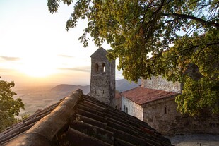 夕阳下的古朴村庄建筑