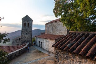 古朴村落中的石砌建筑