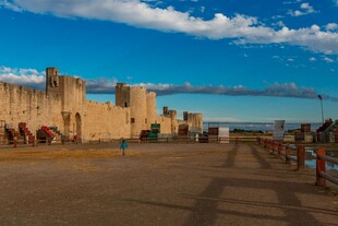 古老城堡前的开阔场景