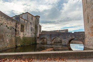 古老建筑旁的萧瑟景象