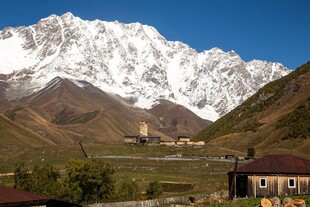 雪山下的宁静村落