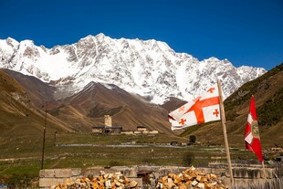 雪山下飘扬的鲜艳旗帜