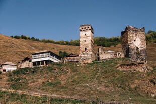 古老城堡屹立于山坡之上