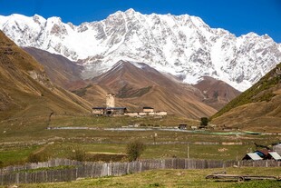雪山下的宁静山谷景色