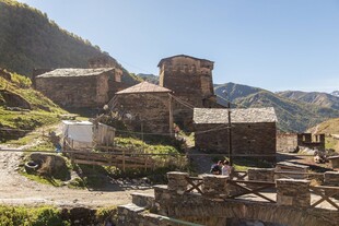 山间古朴村落景观