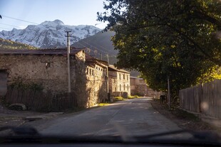 山间古朴村落小道风景