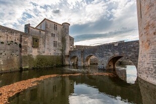 古老城堡旁的静谧水域