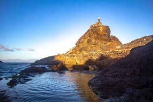 海边孤峰映夕阳美景