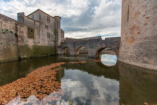 古老城堡旁的静谧水域