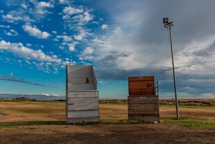 旷野中的两块神秘标牌