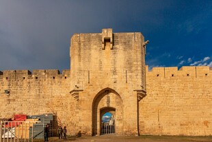 古老城堡大门的壮丽景象