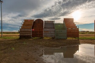 草原上的彩色建筑与倒影