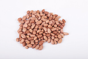 一堆棕色花生米特写