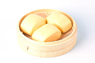 竹制蒸笼里的美味黄馒头