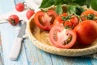 新鲜番茄摆放在木盘上