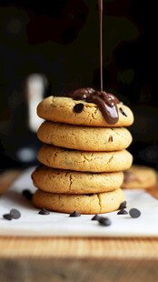 堆叠的美味巧克力淋面饼干