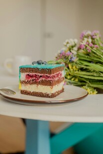 多彩美味蛋糕搭配清新花束