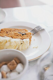 美味甜点搭配餐具与棉花糖