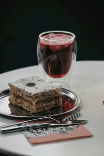 精致甜点配热饮的惬意时光