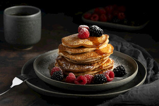 美味浆果松饼摆盘精致