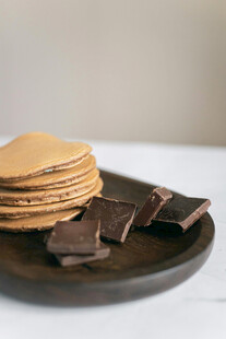 巧克力搭配薄饼美食图