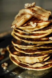 堆叠的美味核桃煎饼